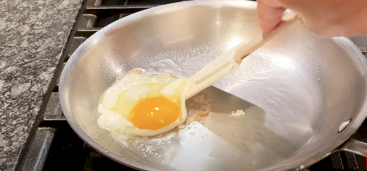 cooking sunny side up egg