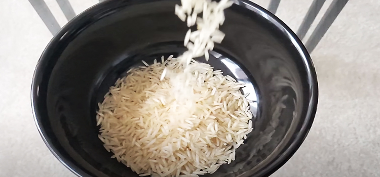 uncooked rice on a black bowl