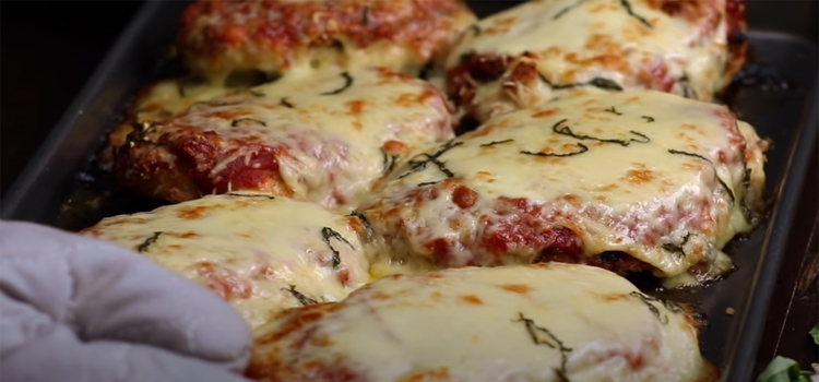 close up shot of a freshly baked chicken parmesan