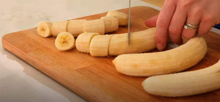 slicing bananas