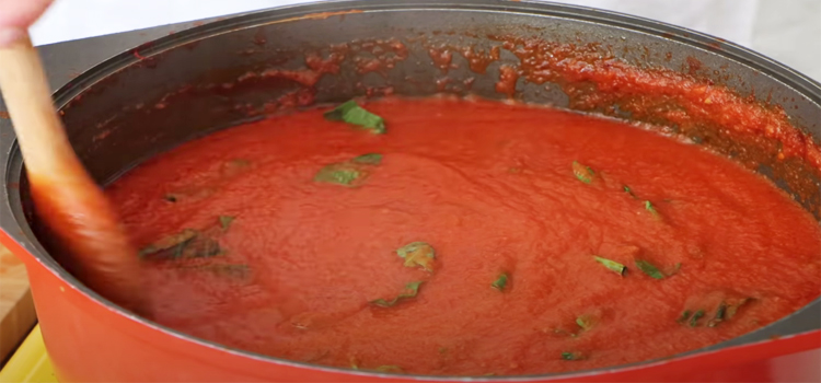 Best Italian Tomato Sauce on a Pot