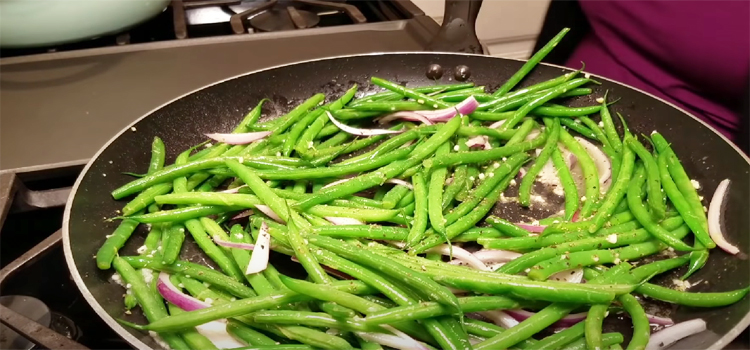 GARLIC GREEN BEANS ON A PAN