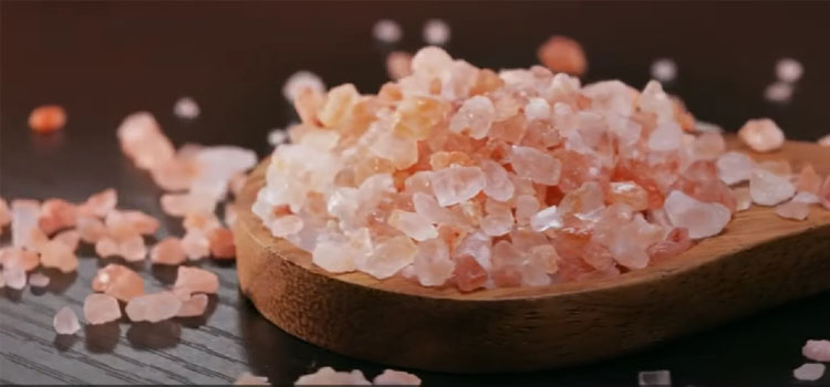 Pink Himalayan Salt on a Wooden Spoon